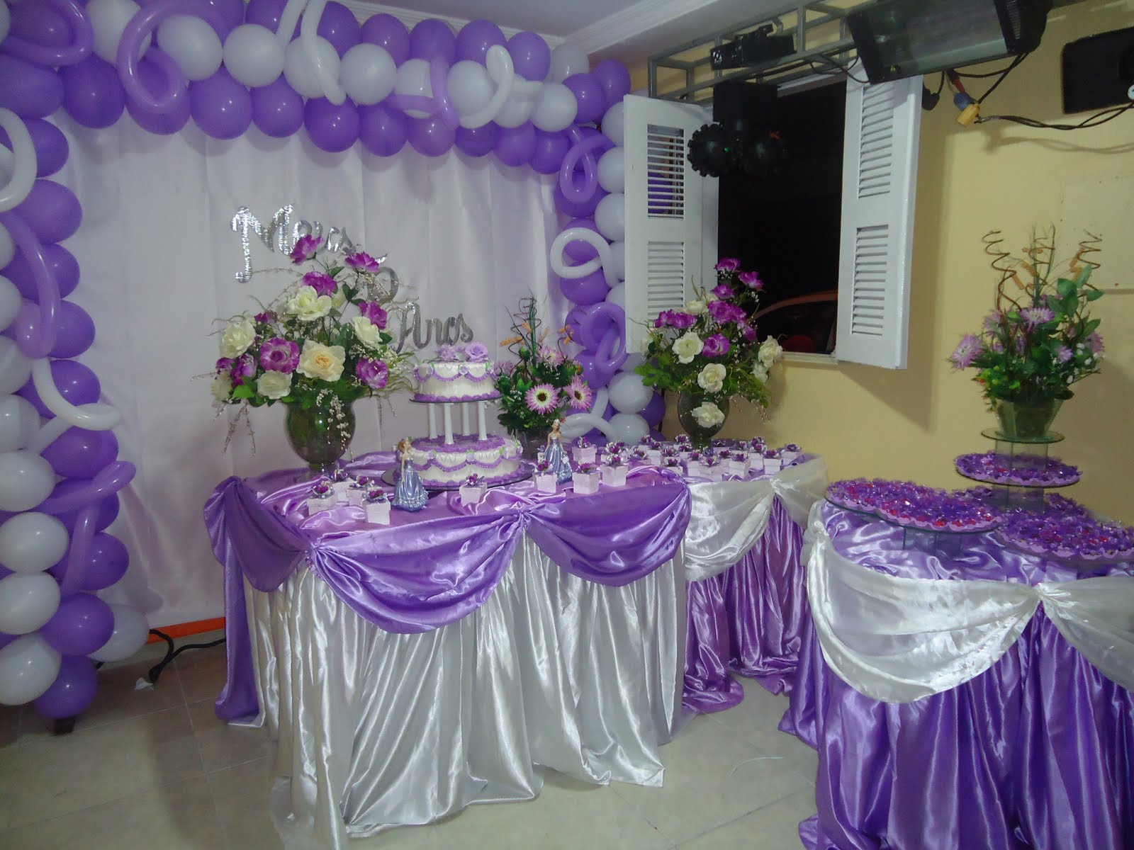 Osani Festas Decoração 15 ANOS Lilás e Branco Osani Festas Decoração 15 ANOS Lilás e Branco