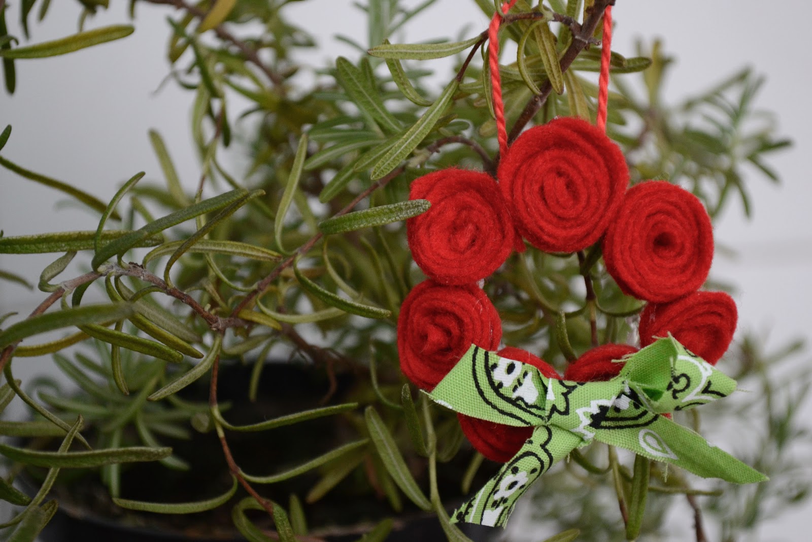 Casa, Coisas e Sabores: Decoração de Natal: guirlanda mini com miniflores  de feltro