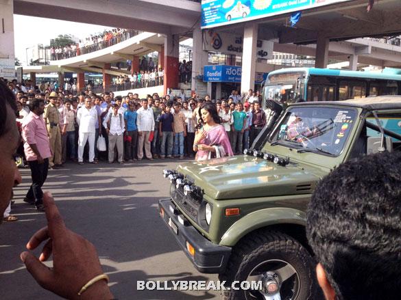 The crowd looks on as Veena Malik gets out in a Light blue and pink sari - Veena Malik Bangalore photos