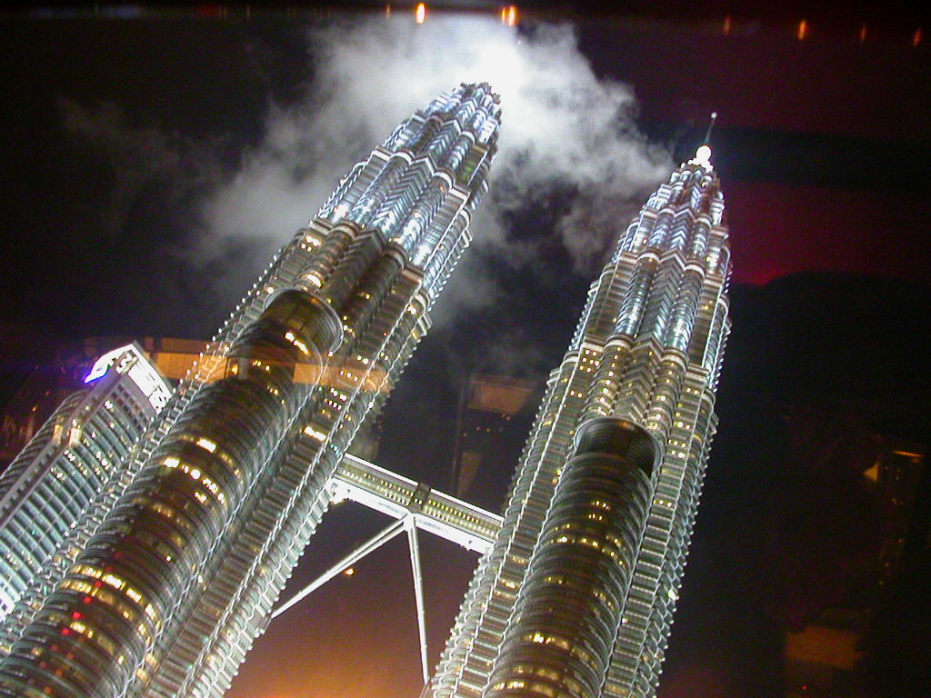 http://3.bp.blogspot.com/-qqPGCC9s-sw/T66JCYAx3-I/AAAAAAAAJNc/b0yxQF49KO8/s1600/Petronas_Twin_Towers_7.jpg