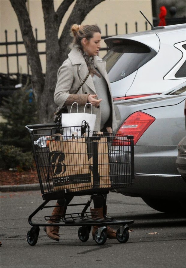 Blake Lively makes Christmas shopping and displays belly - USKAO
