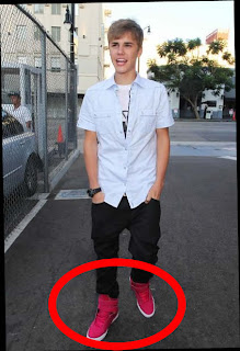Selena lends his shoes to Justin Bieber