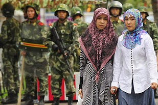 RRC Paksa Muslim Uighur: “Gaji Kami Dari Partai Komunis Cina, Bukan Dari Allah”