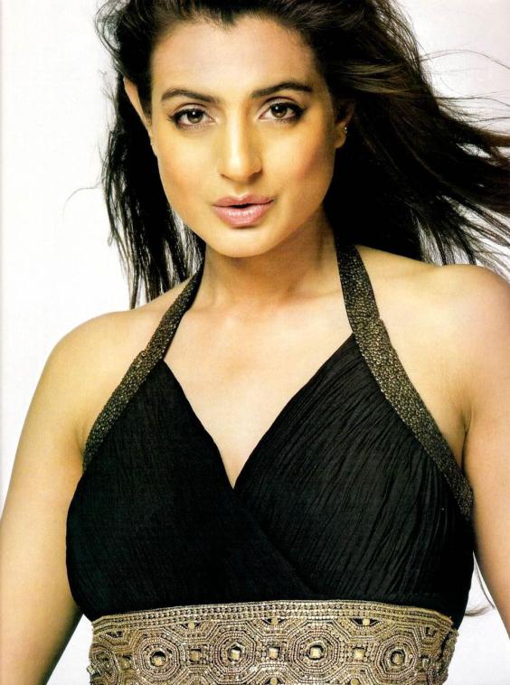 She Pics: Bold style of Amisha Patel