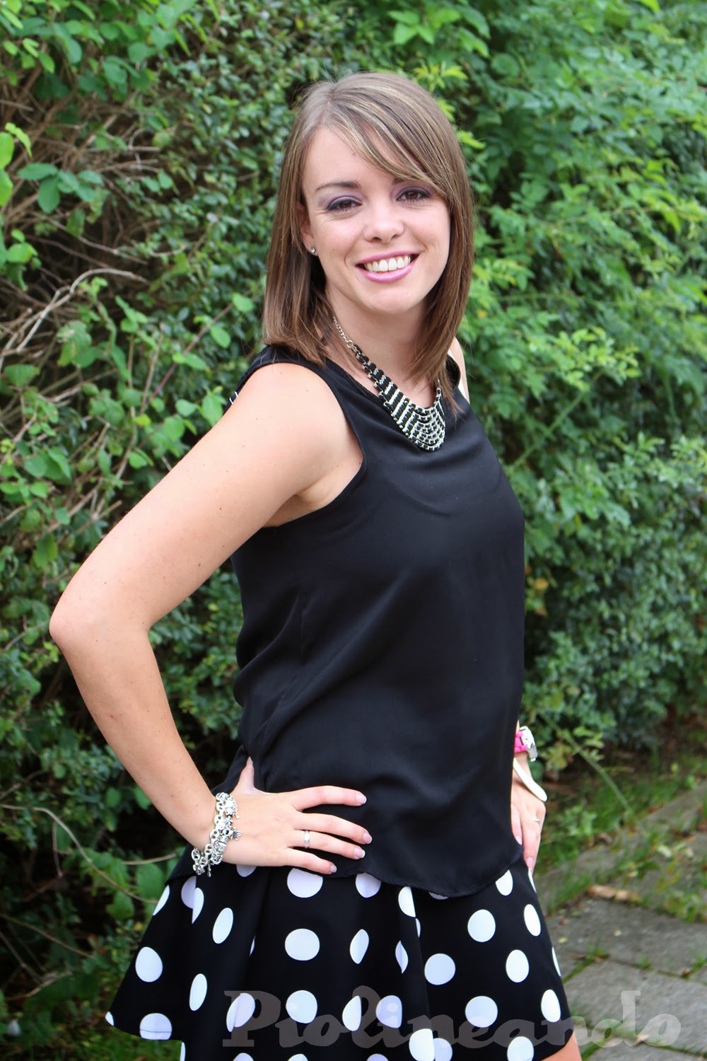 outfit con falda de lunares