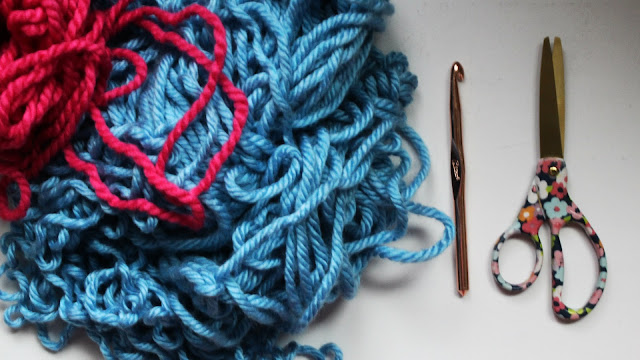 DIY // Free Crochet Pattern // Chunky Bow Infinity Scarf!