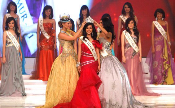 Kumpulan Foto Astrid Ellena Miss Indonesia 2011 Saat di nobatkan
