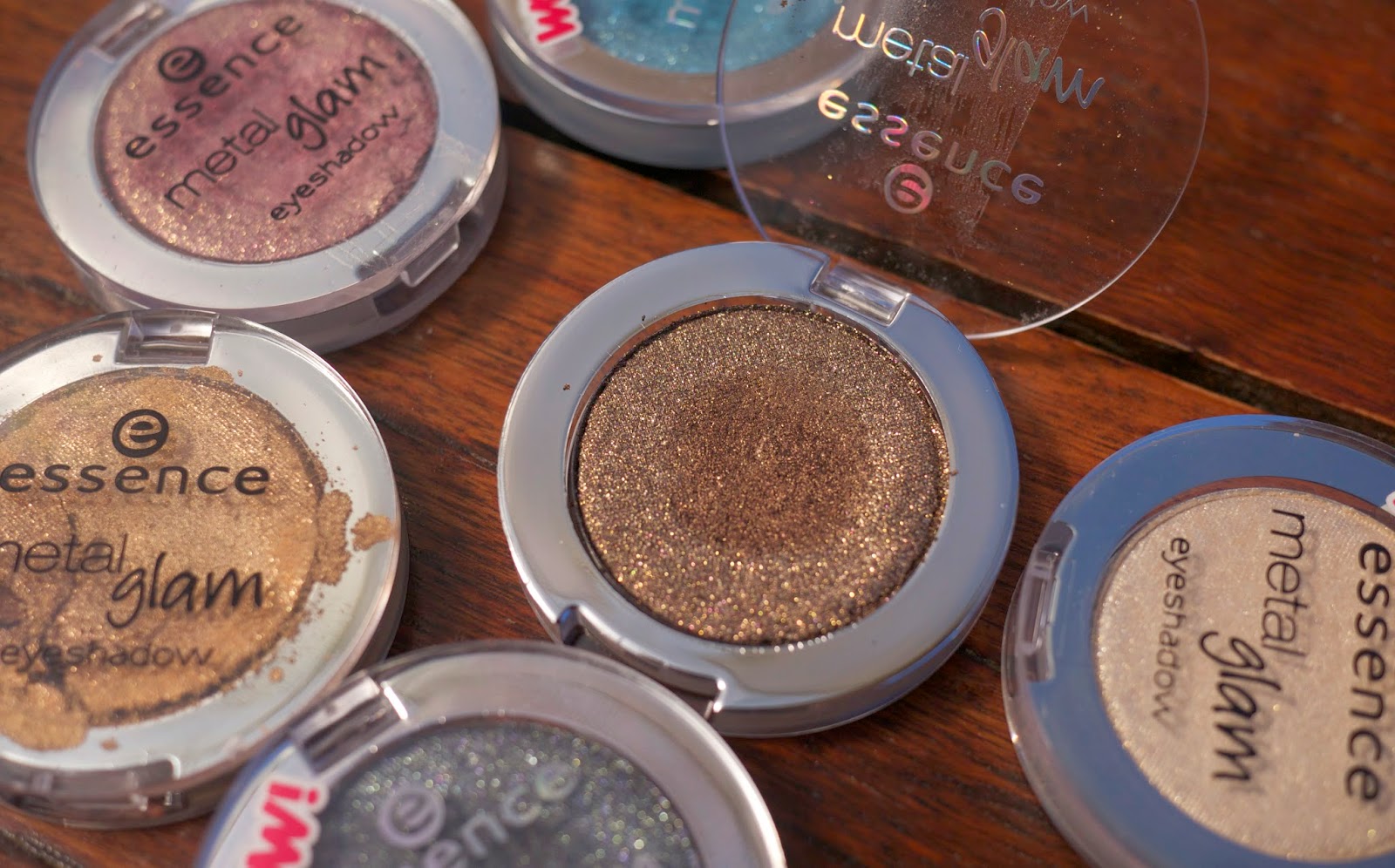 Born to Buy Essence Metal Glam Eyeshadow* Review and Swatches