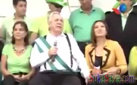 Walikota memegang paha wartawati cantik Nakal! Tangan Walikota Di Bolivia Meraba-Raba Paha Wartawati Cantik