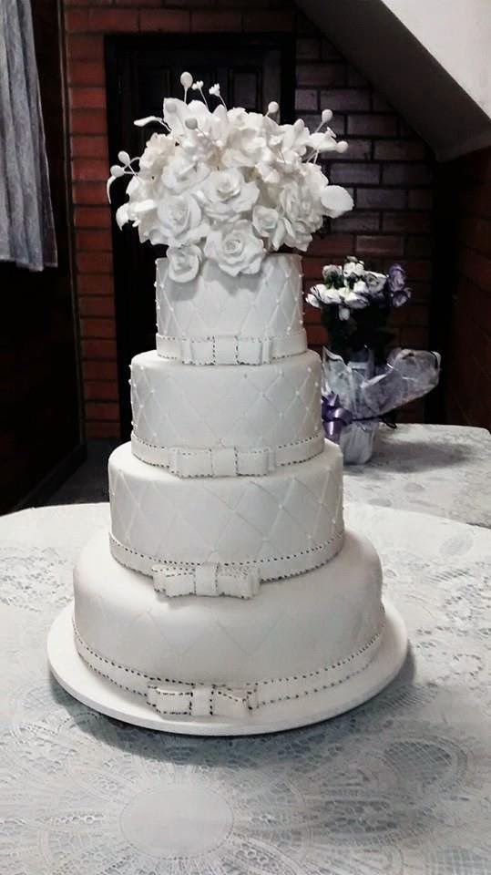 Lino Doces e Salgados bolo de casamento em pasta americana 4 andares