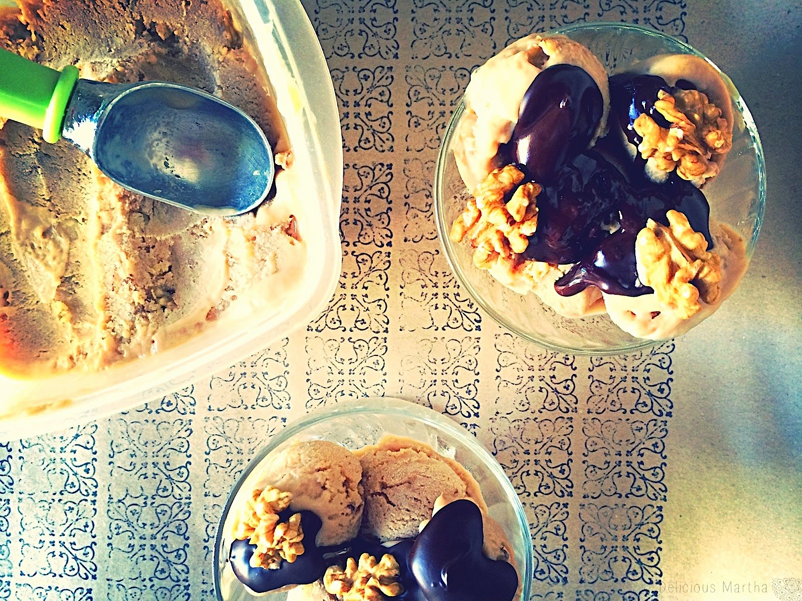 Helado de crema al licor con nueces caramelizadas