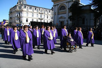 CELADORAS DEL SANTUARIO DESFILANDO EN LA PLAZA MUÑOZ GAMERO PARA HONRAR A LA VIRGEN DEL CARMEN