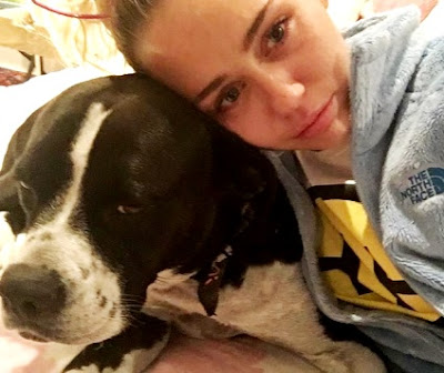 Miley Cyrus Foto de Miley Cyrus llorando junto a su mascota