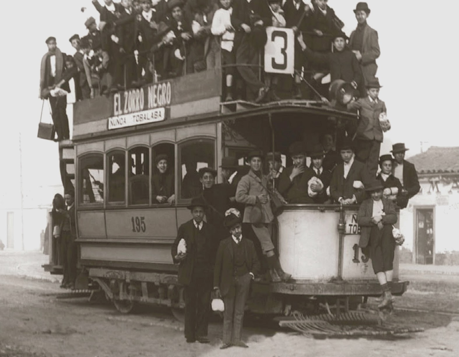 1930, Tranvía línea 3, Plaza de Armas-Tobalaba. El zorro Negro
