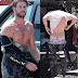 Liam Hemsworth muestra la cola accidentalmente
