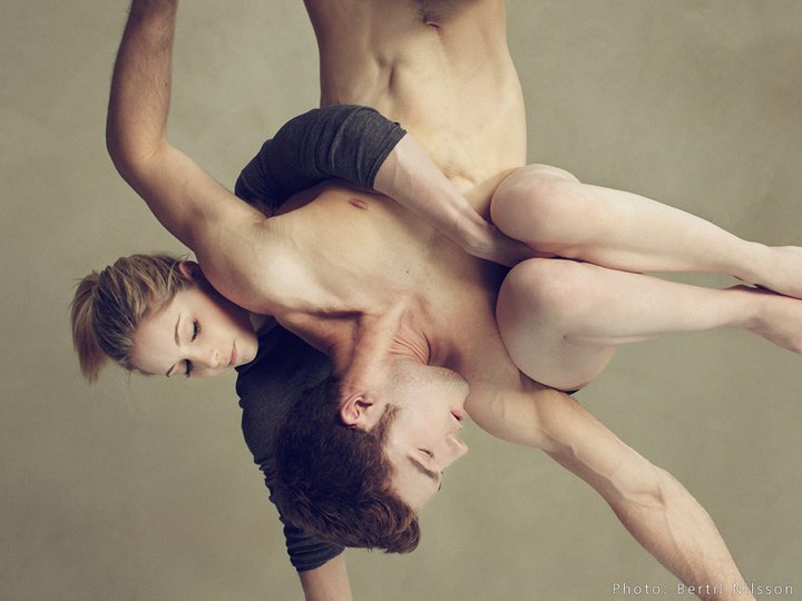 Гимнастка трахается с накачанным парнем на полу порно фото