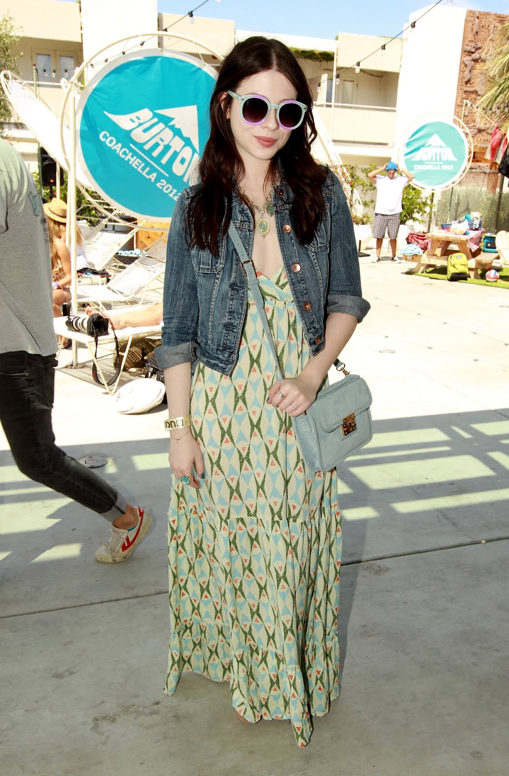 http://3.bp.blogspot.com/-rAtQJBQXVB8/T4txsKk1qhI/AAAAAAAAADs/yByNRHVuUtA/s1600/Michelle-Trachtenberg-at-Burton-Snowboards-Pool-Party.jpg