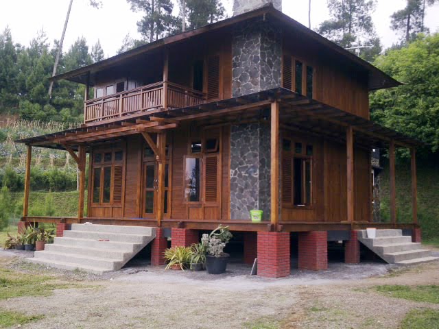 Yang menyebabkan rumah kayu harganya lebih mahal. Dan desain rumah 