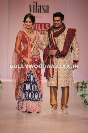 1 - Bipasha Basu and Madhavan walk for designer Rocky S show