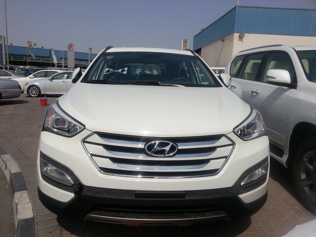 ALL ABOUT CARS..... ;) 2013 Hyundai Santa Fe launches today in Dubai; snaps at the parking lot