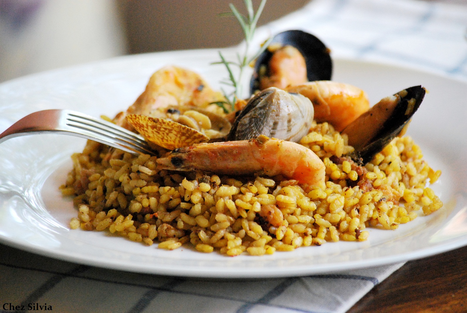 Paella XL a fuego de leña de sepia y calamar — Chez Silvia