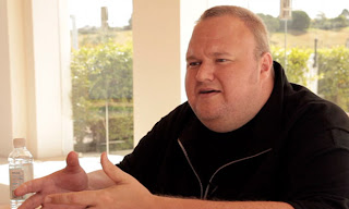 http://3.bp.blogspot.com/-rEaYDkT75VQ/UPs19JQ99xI/AAAAAAAArZU/TbyBQoBJ8WA/s640/Kim-Dotcom-on-Mega-Hollyw-015.jpeg
