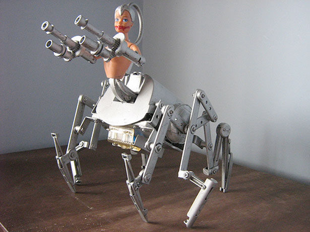 Robots con metales y plásticos de desecho. | Quiero más diseño