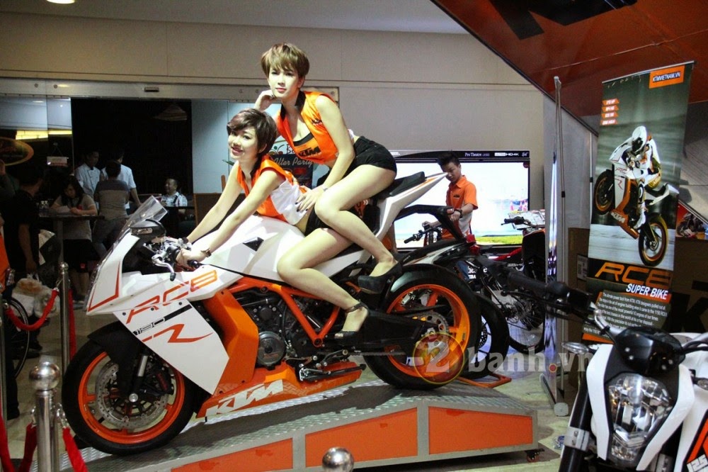 Ngắm gái xinh tại ngày hội siêu môtô