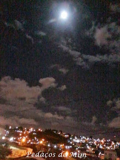 A lua vista de noite, agora subindo mais alto.