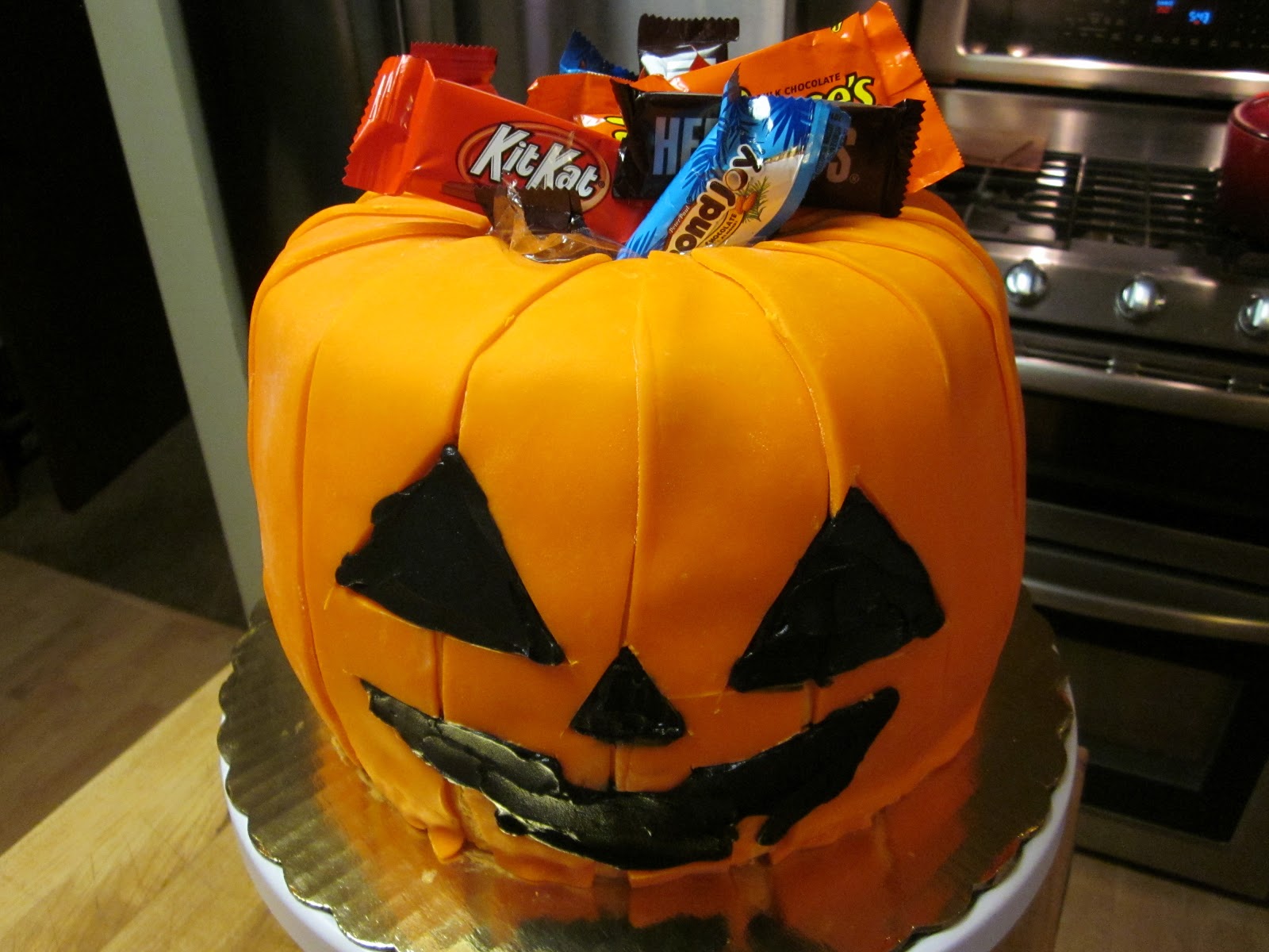 Eat at Andrea's JackOLantern Candy Bucket Cake Practice!