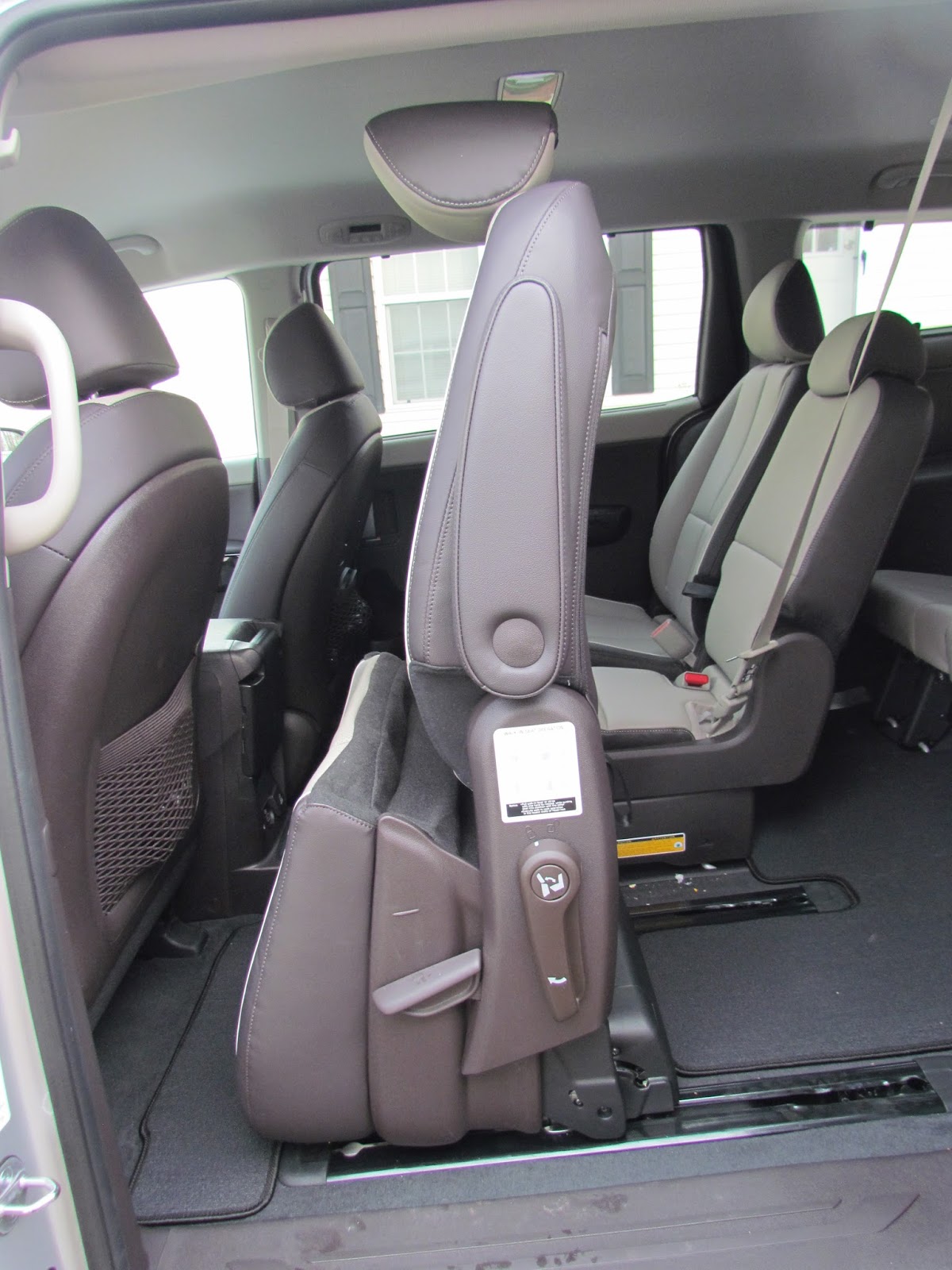 Mommy's Favorite Things 2016 Kia Sedona SXL