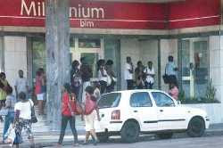 Quelimane, Mocuba e Nicoadala: Levantar dinheiro é um sofrimento Quelimane, Mocuba e Nicoadala: Levantar dinheiro é um sofrimento