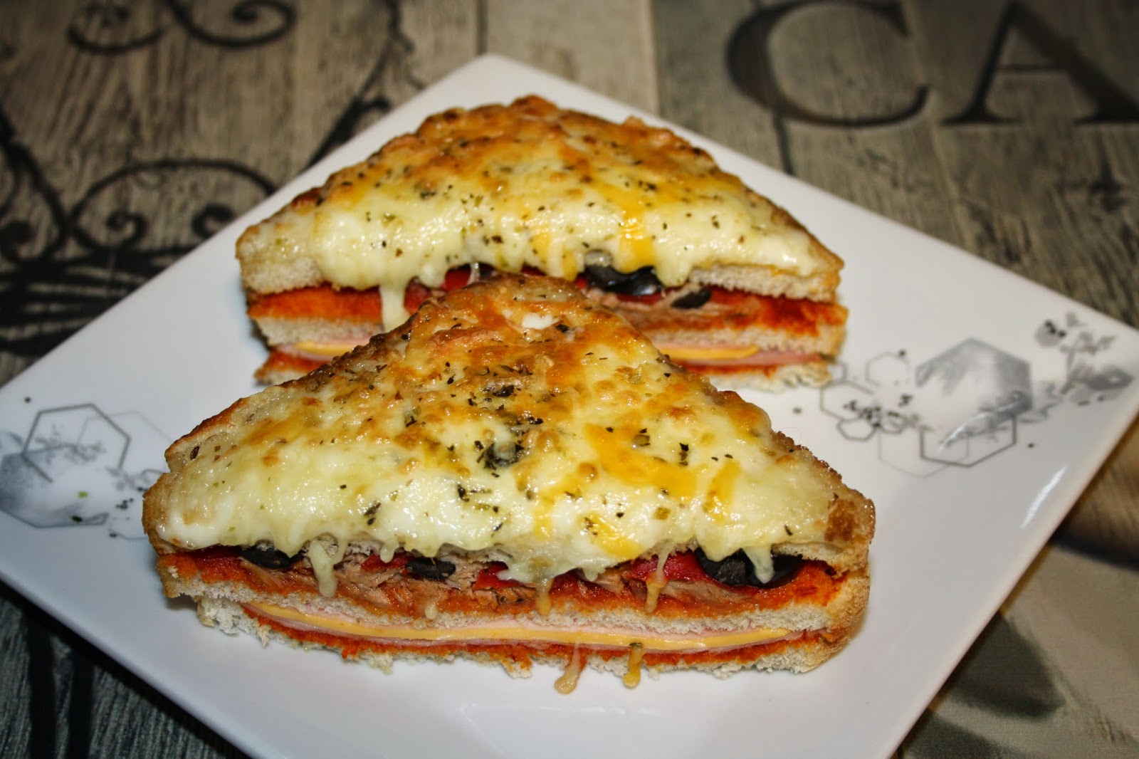 Sandwich De Atún Y Pimiento Gratinado