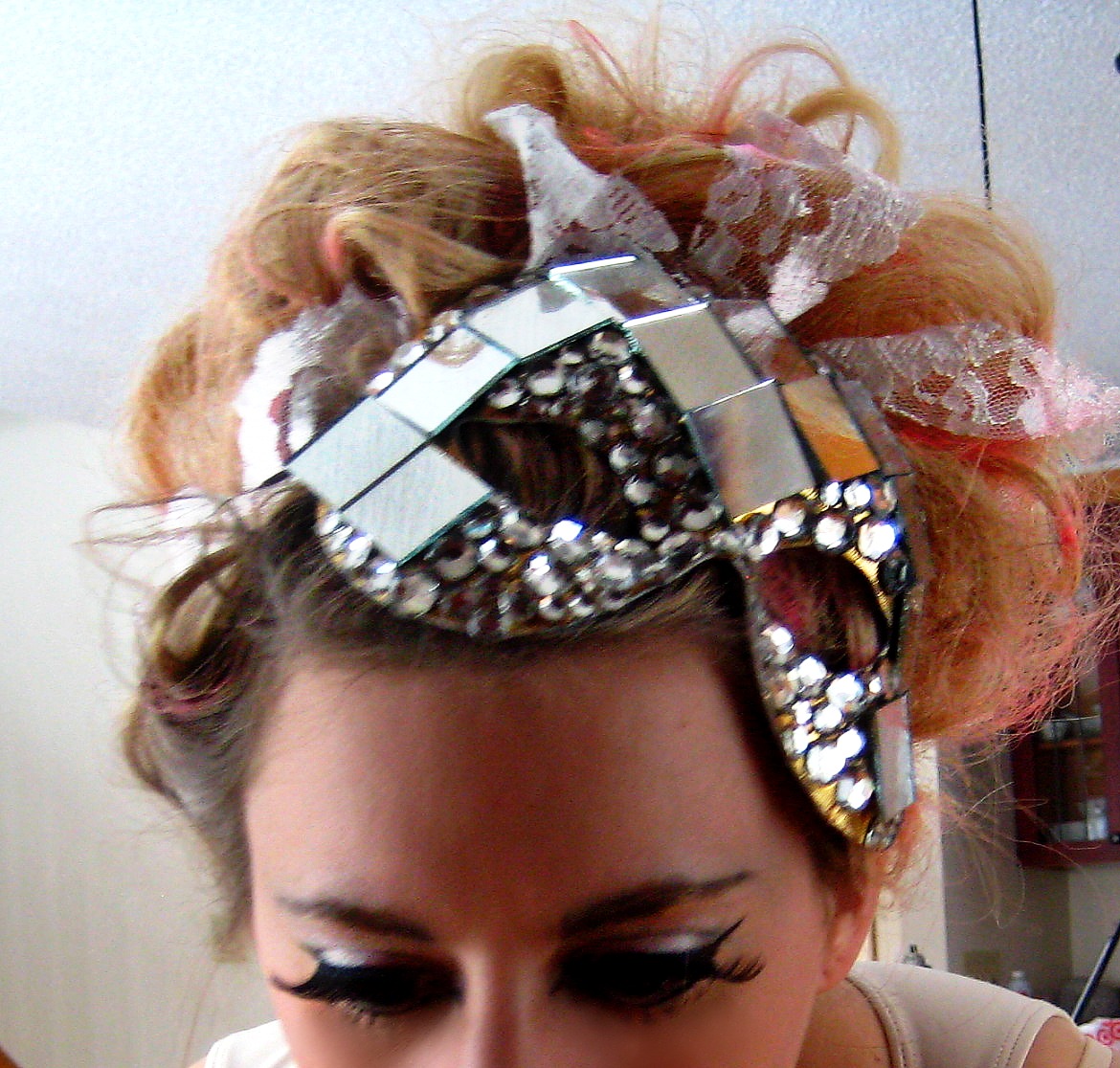 http://3.bp.blogspot.com/-rOyTD-XYNm4/TVhvZ6CAGyI/AAAAAAAACqY/mCjcg6jB_Q8/s1600/Lady+gaga++disco+mask+mirrors+big+hair+with+lace.jpg