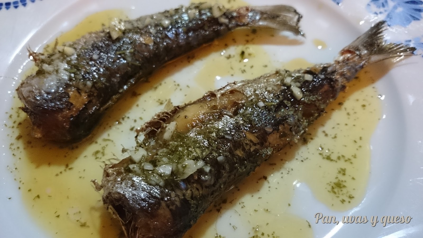 Sardinas en salsa verde de Benicàssim Pan, uvas y queso