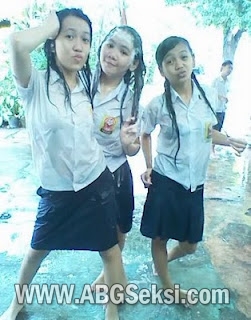 foto nakal gadis smp main hujan