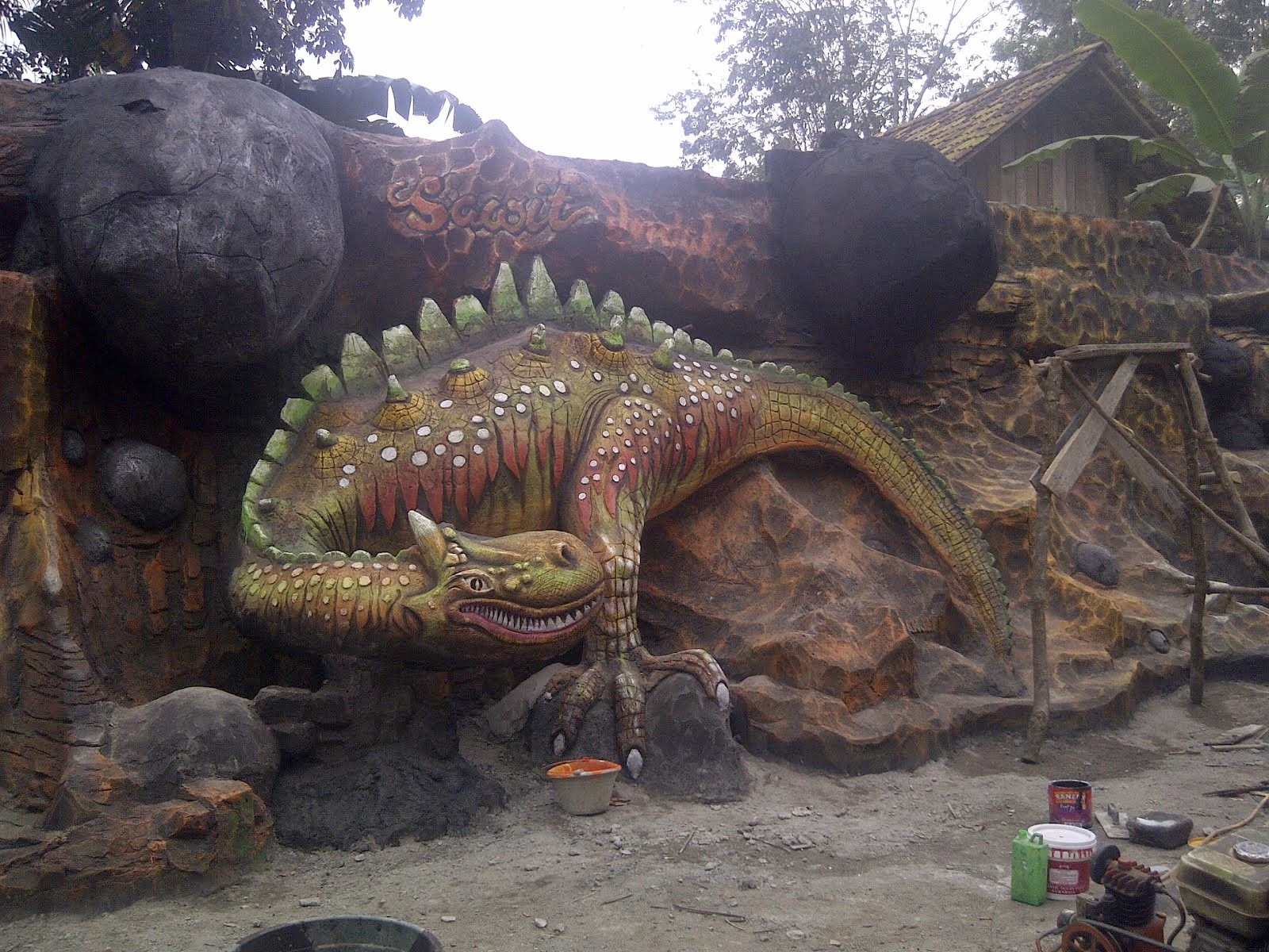 patung dinosaurus