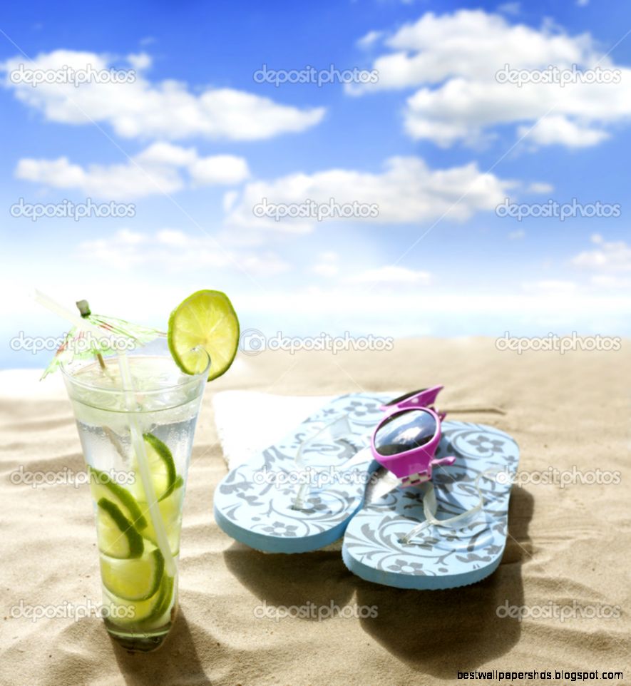 Sunglasses drink in sand on beach at sea holiday concept — Stock Sunglasses drink in sand on beach at sea holiday concept — Stock