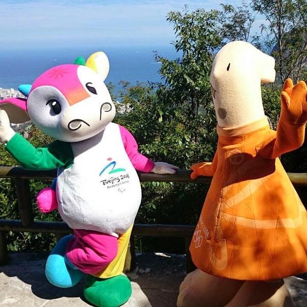 Athena e Fu Niu Lele passeiam pela Vista Chinesa no Rio Surto Olímpico