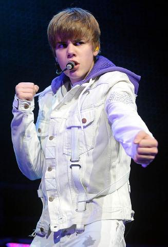 justin bieber 2011 tour pics. Justin Bieber Tour Dates 2011