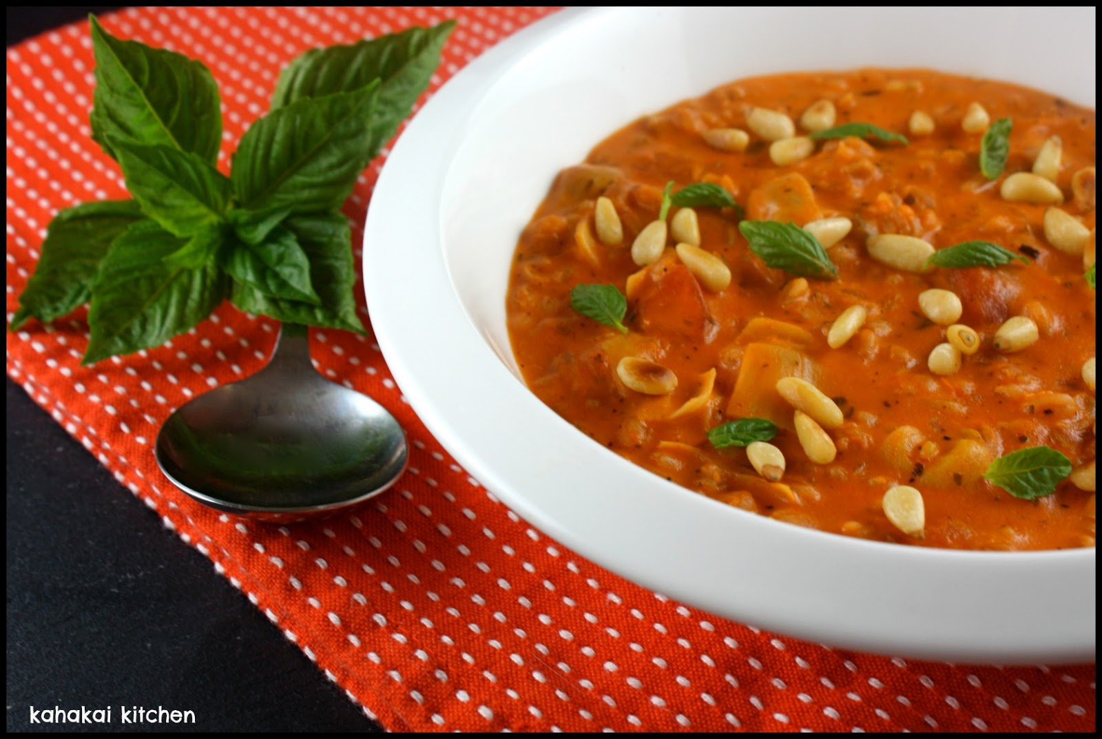 Kahakai Kitchen Creamy Tomato, Roasted Red Pepper, Farro & Artichoke