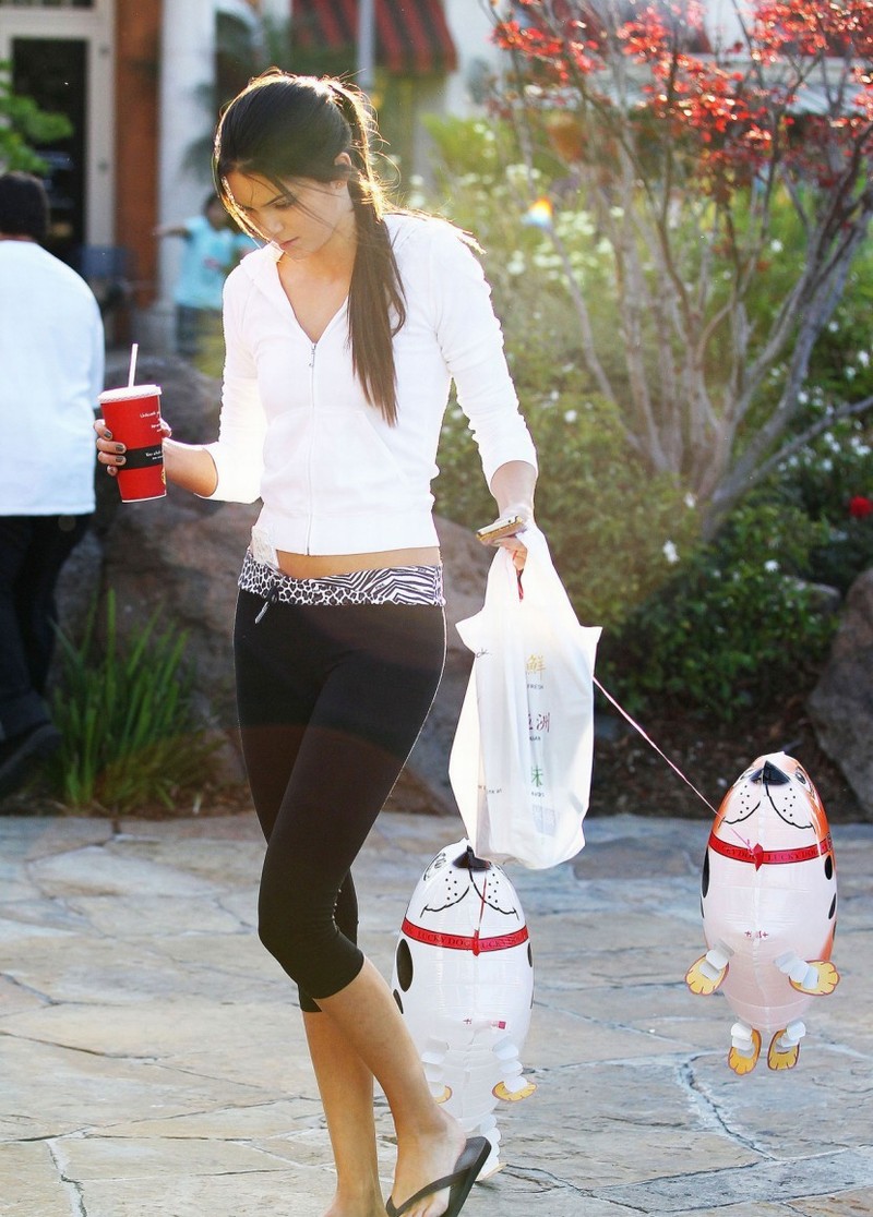 Kendall Jenner Steps Out In In Her Yoga Pants Sexy Leg Cross