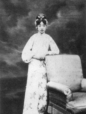 Những bức ảnh về vị hoàng hậu cuối cùng thích khỏa thân