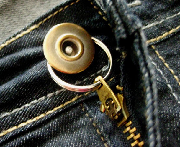 2 Ways To Fix A Zipper That Won't Stay Up!! 1- If your jeans zip keeps  coming down you simply put a keyring around it and at…