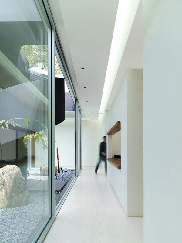 Una escalera de hierro rodeada de diseño interiores creativos ...
