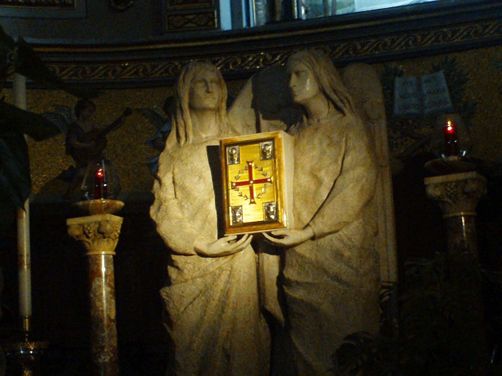 IL TABERNACOLO DOVE E' CUSTODITO IL PANE DELLA VITA..sull'altare della chiesa parrocchiale