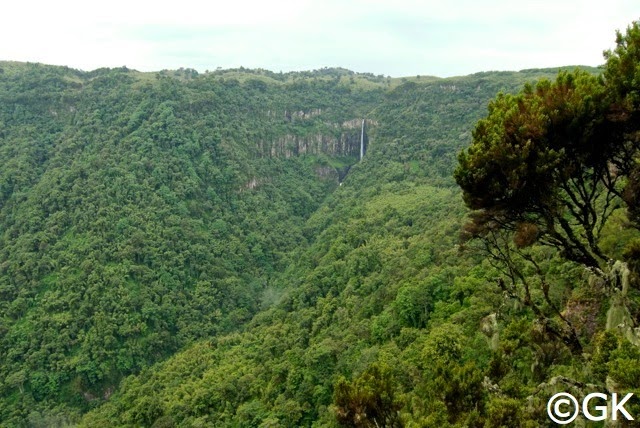 Gura Wasserfall, mit 305 m der höchste Kenias.