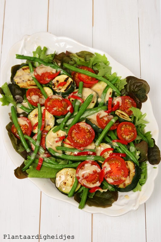 Courgette en tomatensalade met tahinidressing Plantaardigheidjes