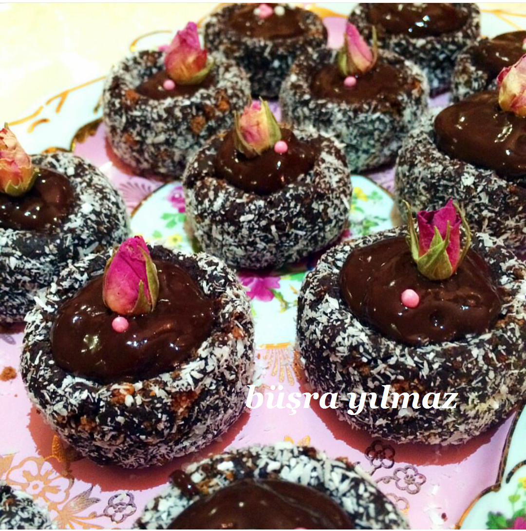 Sizden Gelen Tarifler BİSKÜVİ ÇANAĞINDA ÇİKOLATA SOSU