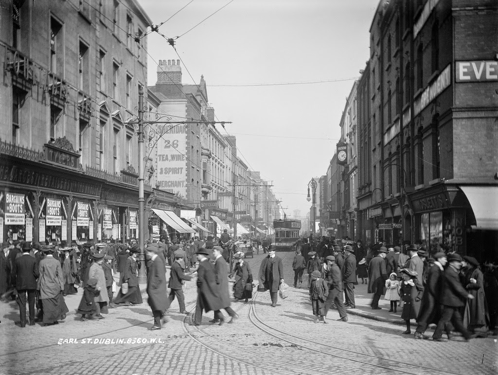 25 Amazing Vintage Photographs Capture Street Scenes of Dublin in the